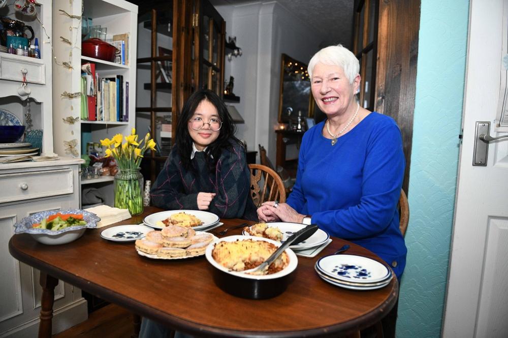 Sue Morris and Nguyen Nghi having dinner at the table
