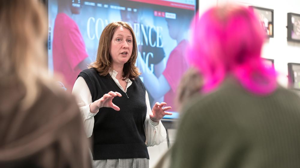 Cyn-fyfyriwr yn ysbrydoli’r genhedlaeth nesaf o actorion