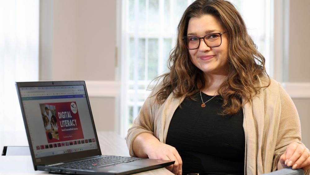 Connie yn helpu dysgwyr ac addysgwyr i ddeall arloesedd digidol yn fyd-eang