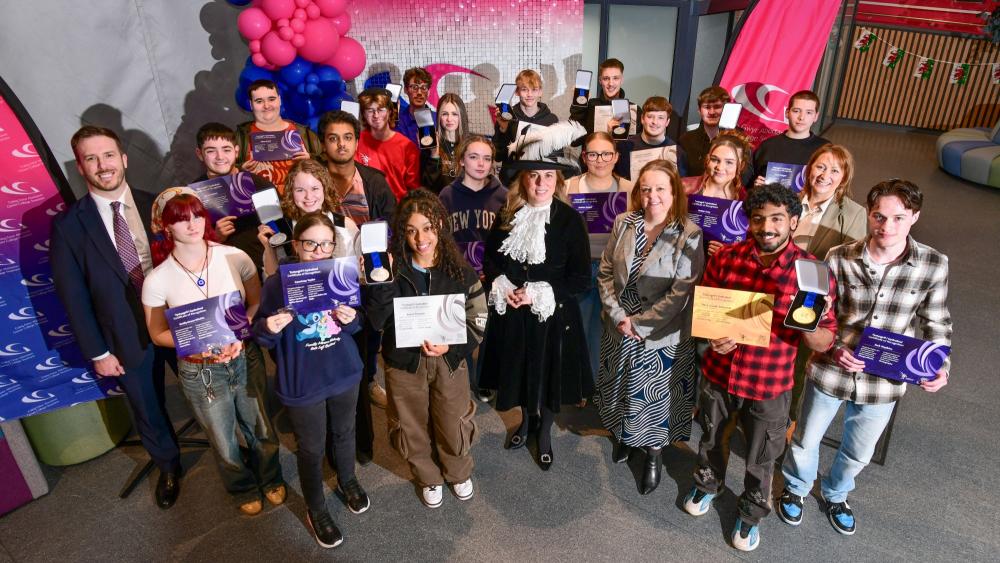 Myfyrwyr y Coleg yn dathlu llwyddiant medalau