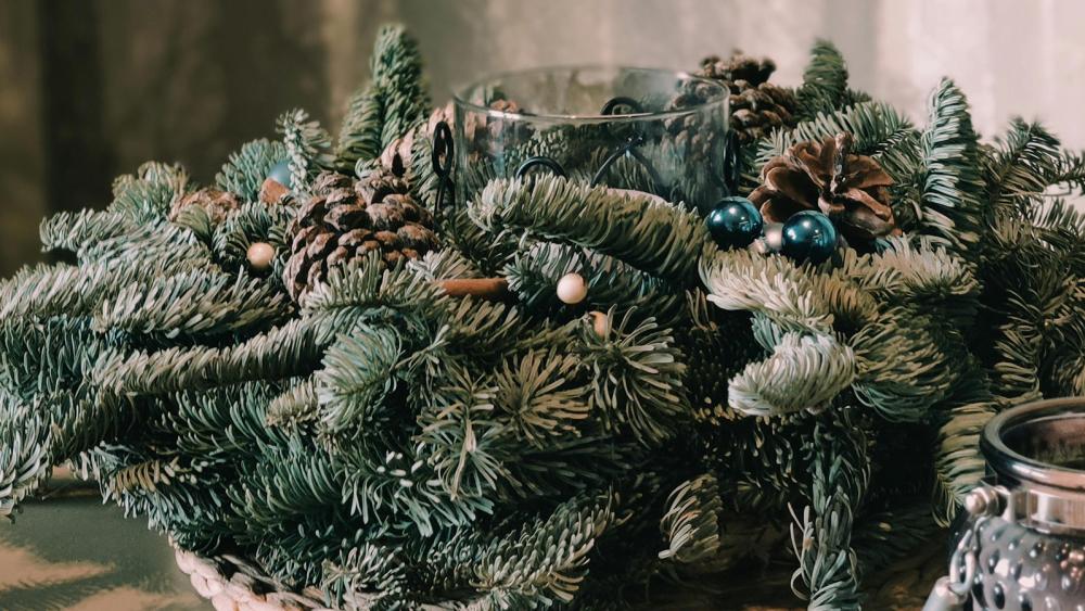 Centerpiece on table made from pine tree brances and pinecones 