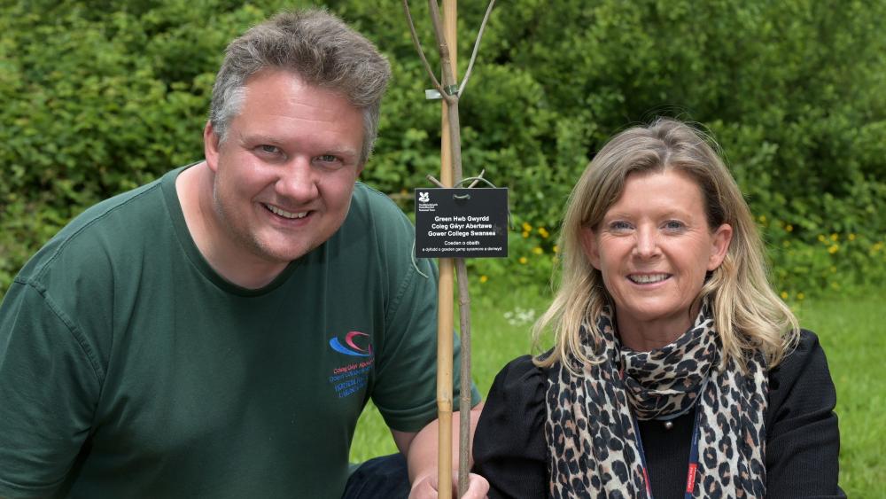 College welcomes Tree of Hope sapling