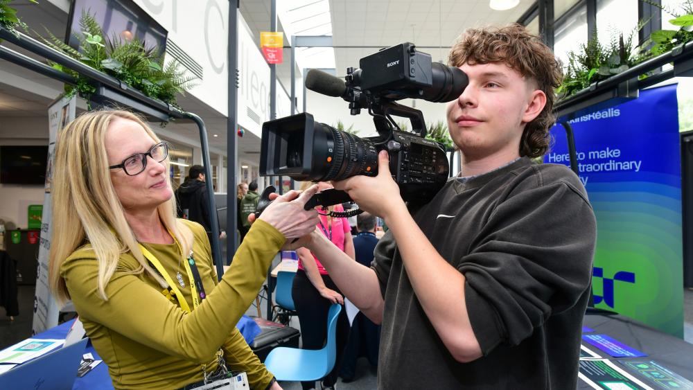 Sony yn arddangos gyrfaoedd creadigol yn Ffair Brentisiaethau Coleg Gŵyr Abertawe.