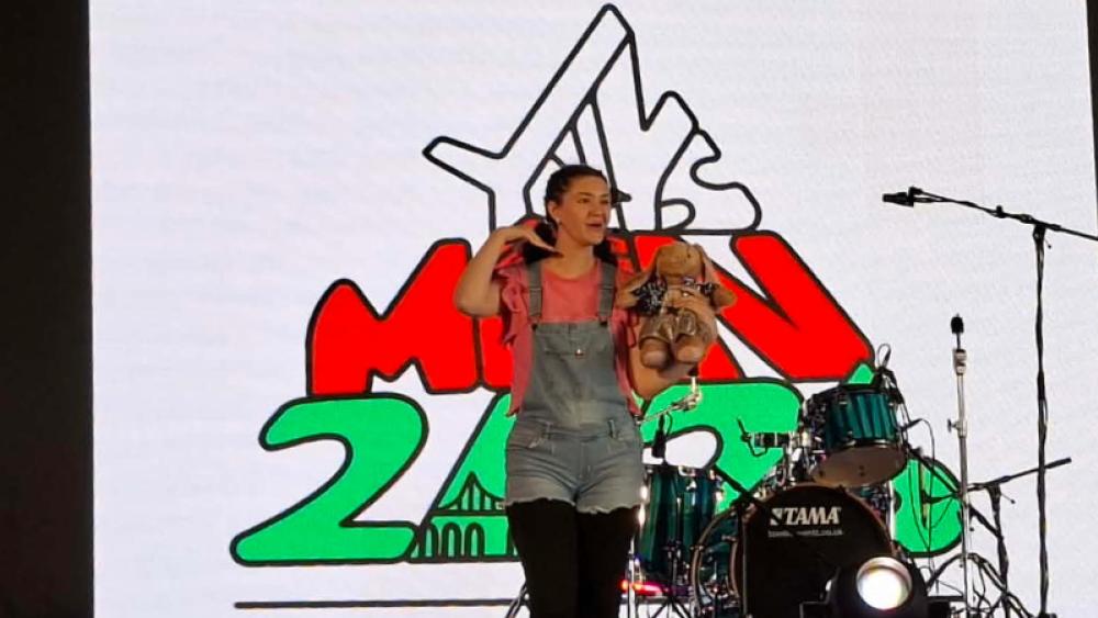 Rhiannon Aue on stage at the Urdd