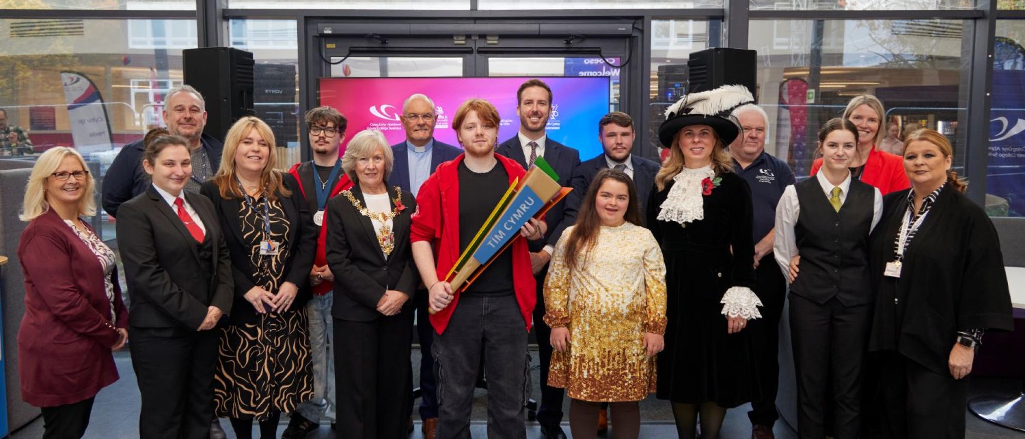 Coleg yn croesawu ffagl Tîm Cymru i Gampws Tycoch