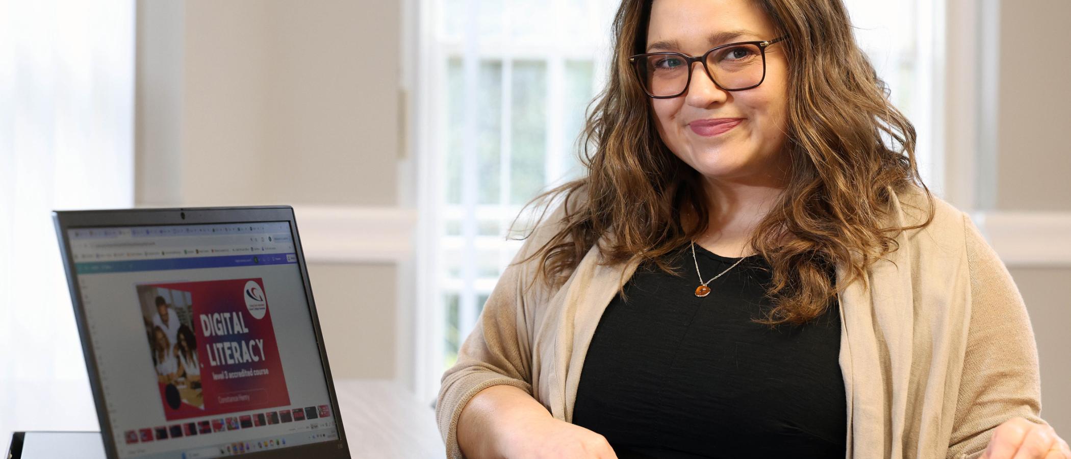 Connie yn helpu dysgwyr ac addysgwyr i ddeall arloesedd digidol yn fyd-eang