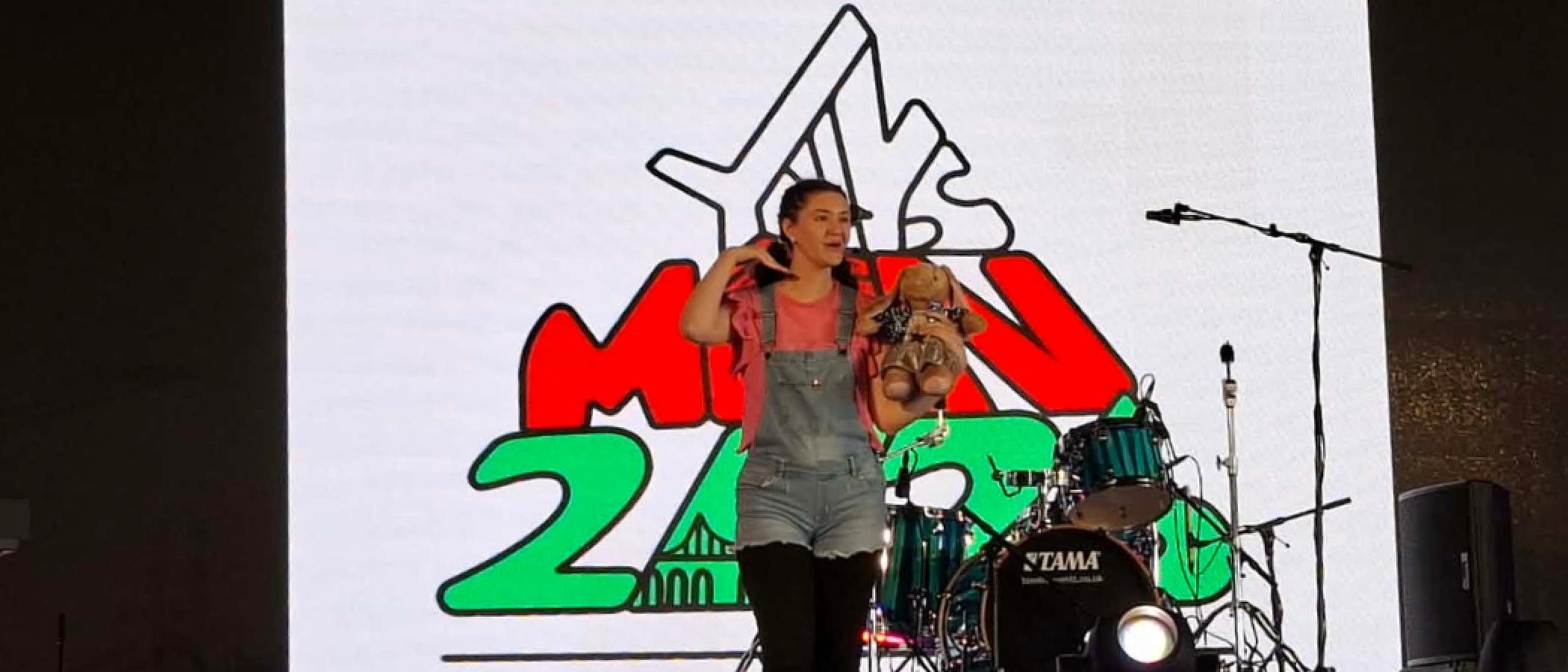 Rhiannon Aue on stage at the Urdd
