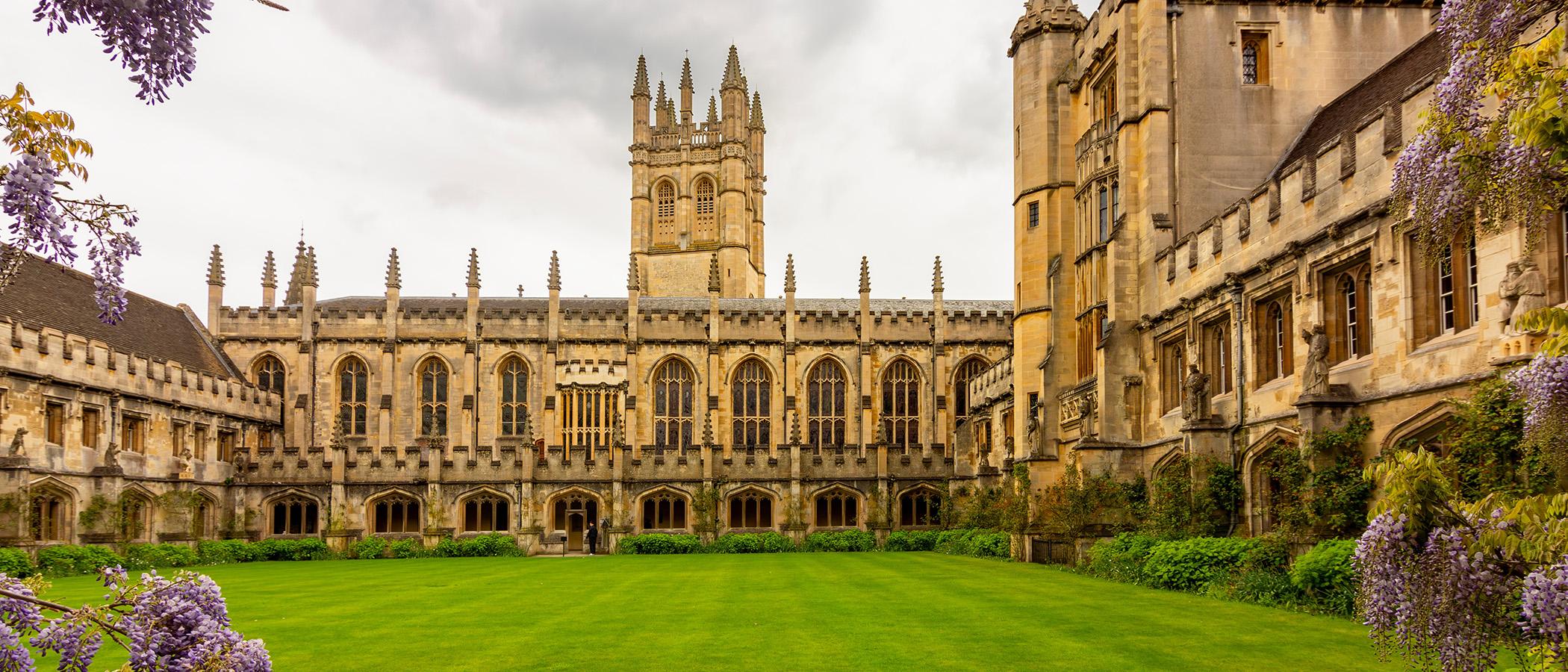 Photograph of the outside of Oxford University 