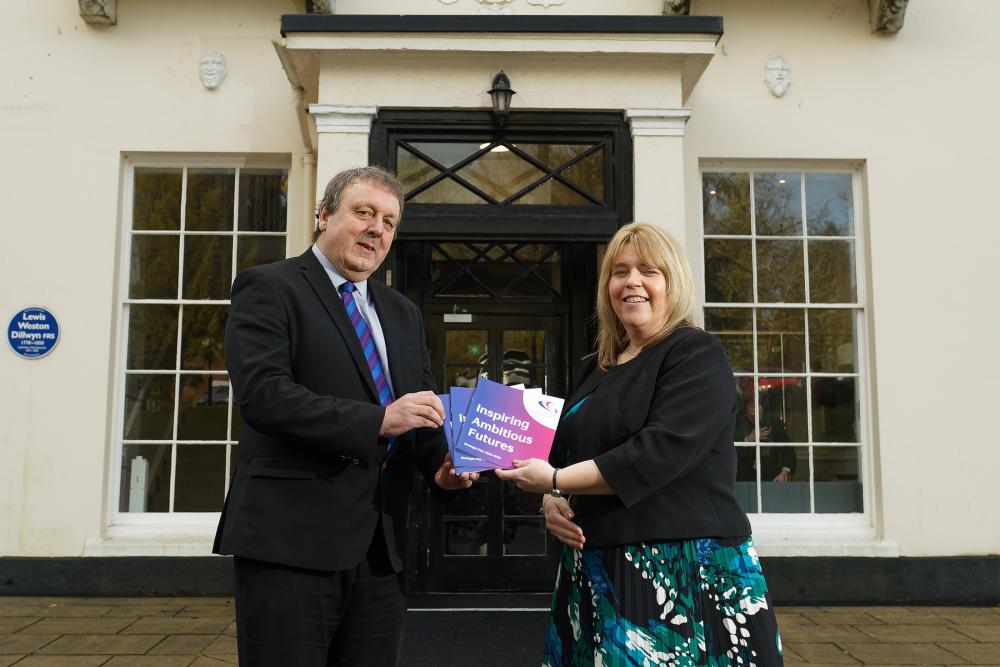 O'r chwith i'r dde - Mark Jones CEO and Kelly Fountain Principal