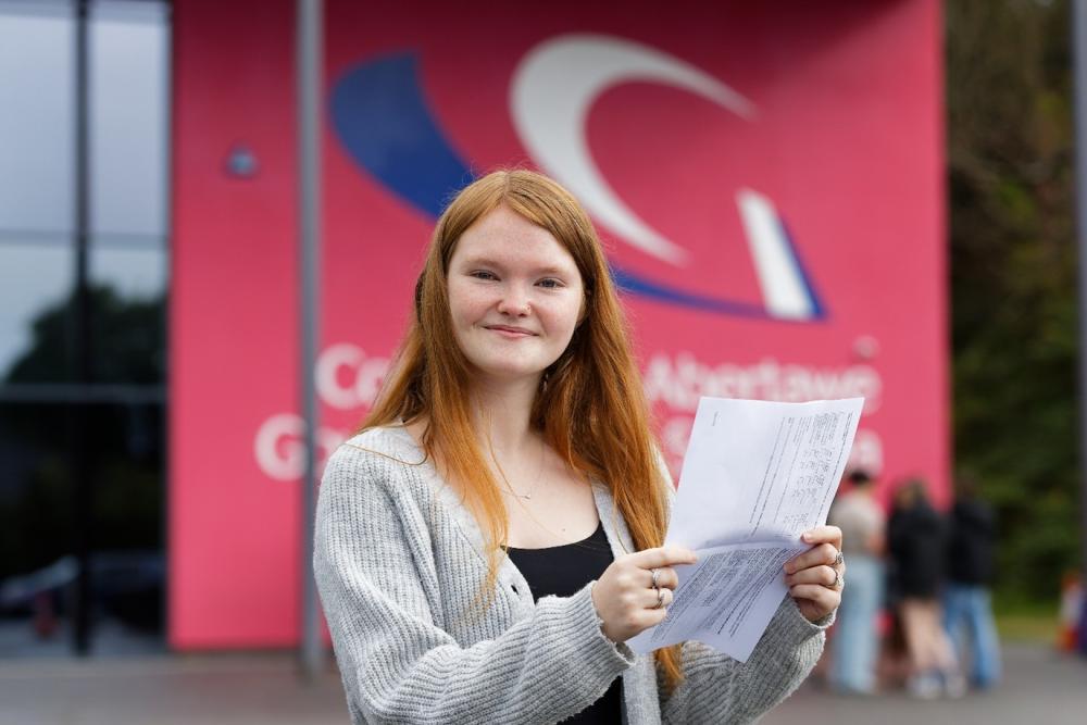Cyfradd basio Safon Uwch o 100% wrth i fyfyrwyr Coleg Gŵyr Abertawe gwblhau blwyddyn arall o ragoriaeth academaidd