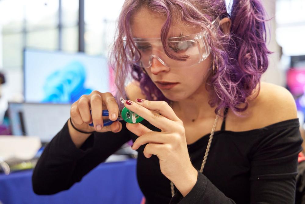 Coleg yn croesawu ffagl Tîm Cymru i Gampws Tycoch