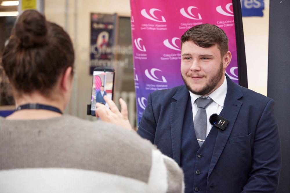 Coleg yn croesawu ffagl Tîm Cymru i Gampws Tycoch