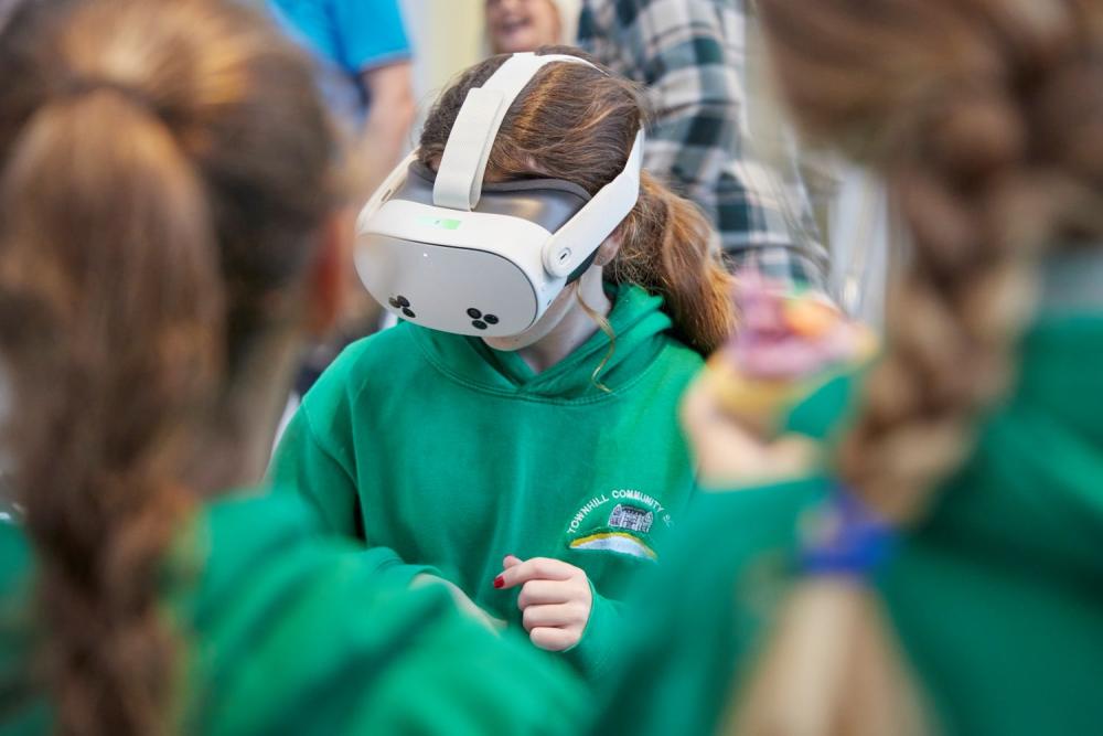 Coleg yn croesawu ffagl Tîm Cymru i Gampws Tycoch