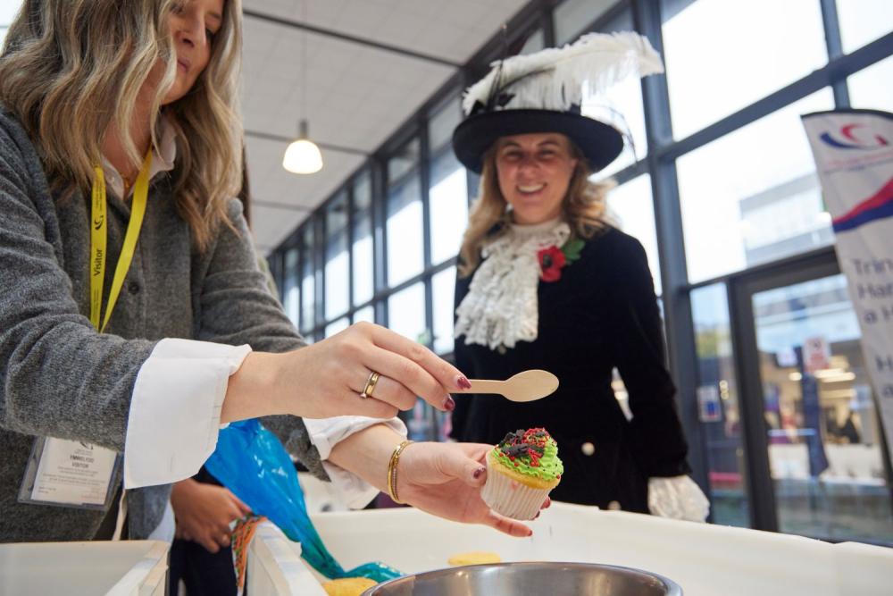 Coleg yn croesawu ffagl Tîm Cymru i Gampws Tycoch