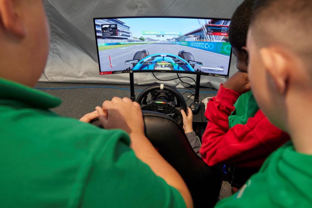 Coleg yn croesawu ffagl Tîm Cymru i Gampws Tycoch