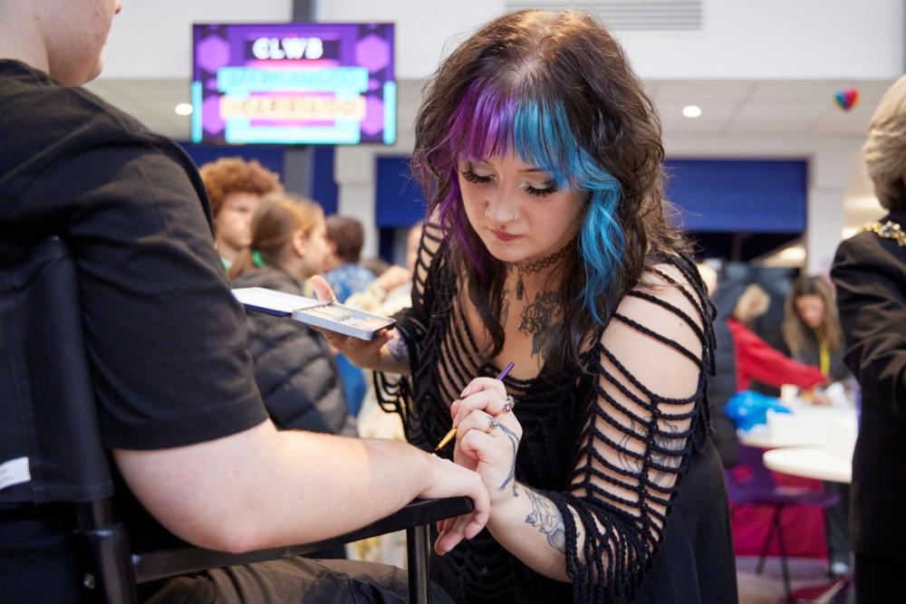 Coleg yn croesawu ffagl Tîm Cymru i Gampws Tycoch