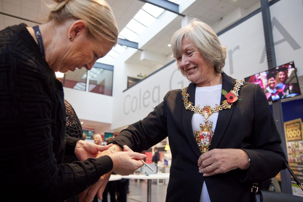 Coleg yn croesawu ffagl Tîm Cymru i Gampws Tycoch