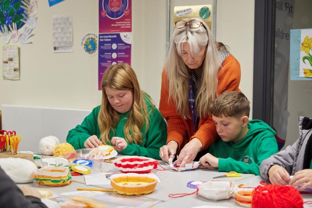 Coleg yn croesawu ffagl Tîm Cymru i Gampws Tycoch