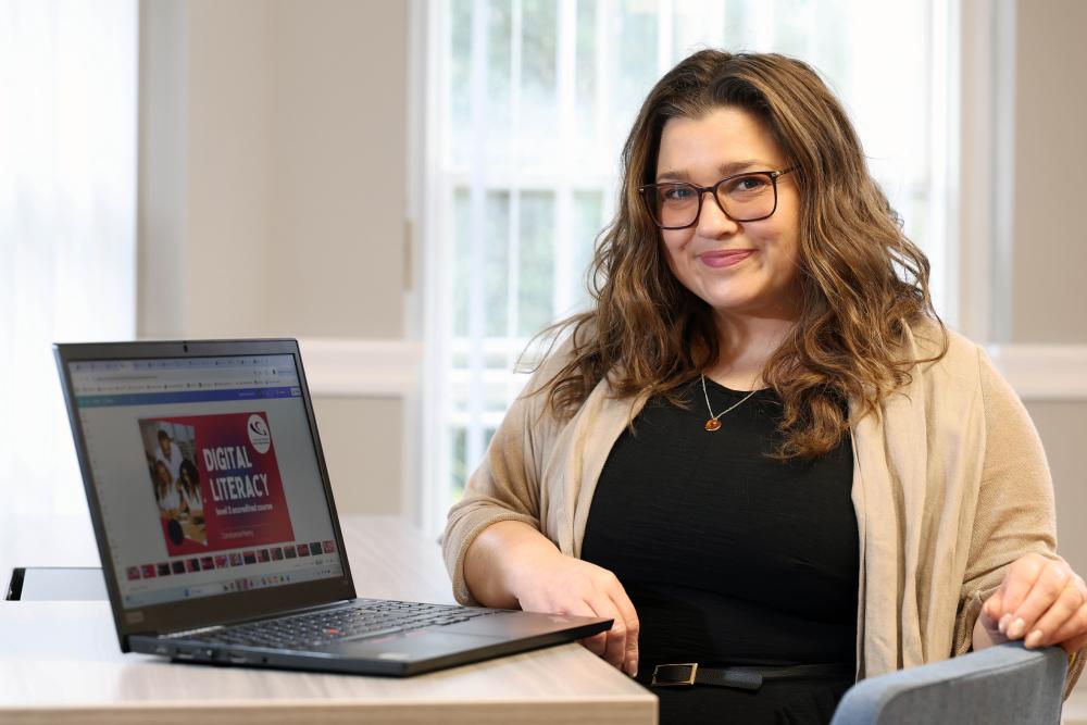 Connie yn helpu dysgwyr ac addysgwyr i ddeall arloesedd digidol yn fyd-eang